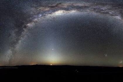 Bajo el arco de la Vía Láctea y sobre la Luna que está saliendo, se ve la luz zodiacal, un destello que ocurre cuando los rayos del Sol son reflejados por la nube de polvo de los restos de miles de cometas que impregna todo el Sistema Solar