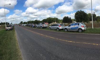 Bajo el lema “Udaondo Unido”, esta mañana, más de cien vecinos y gente de la zona se convocaron en el cruce de las rutas 215 y 16 para brindar apoyo a la la pyme Lácteos Mayol