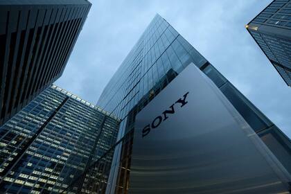 Bajo el mando de Hirai, Sony estructuró junto a Yoshida la venta de la unidad de computadoras Vaio y la separación de la unidad de televisores para reducir las pérdidas