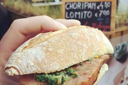 Bajo el nombre de “La milonga”, el ritual de los días sábados al mediodía se convirtió en un clásico: con choripanes y sandwiches de lomo