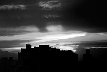 "Bajo el peso de este cielo / desgarrado del invierno / los edificios parecen / cuerpos dolientes, / seres frágiles ahogados / por sombrías inquietudes", escribe Santiago Kovadloff