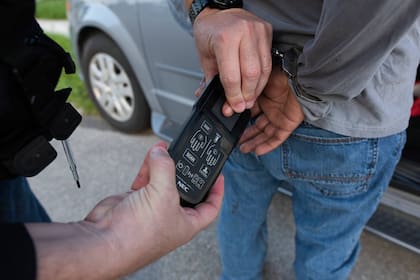 Bajo esta condición, la agencia monitorea y registra cada acción del inmigrante