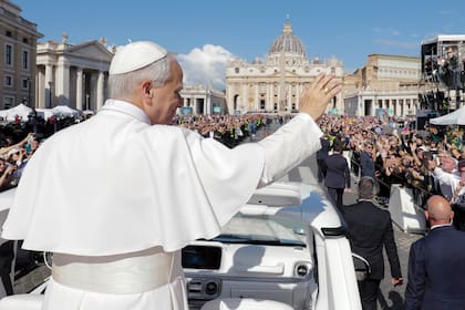 Bajo estrictos controles de seguridad, así llegó León XIV llegó a San Pedro desde la Via della Conciliazione (es la calle que conduce a la columnata de la plaza) en papamóvil, el mismo vehículo que usó el papa Francisco. Se instalaron pantallas gigantes en toda la zona para que la gente pudiera ver esta histórica misa inaugural.
