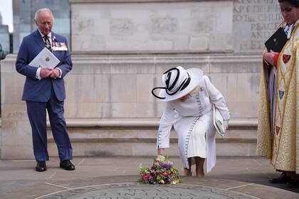 Bajo la atenta mirada
del Rey y del decano
de Westminster, el
reverendo David Hoyle,
Camilla depositó flores
en el monumento a
las víctimas inocentes
de la Segunda Guerra
Mundial.
