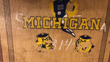 Bajo la calcomanía, aún se veía el número