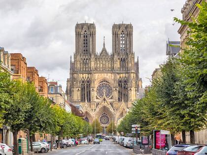 Bajo la ciudad de Reims hay más de 200 km de bodegas, con millones de botellas de champán cubiertas de polvo