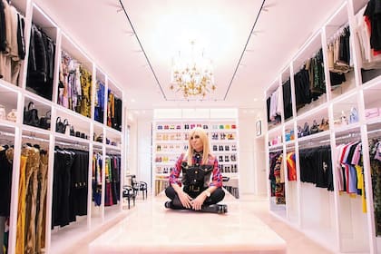 Bajo la dirección creativa de Donatella (aquí, posando en el amplio vestidor personal), Versace se consolidó como firma y se expandió por el mundo. Creó cada colección y, además, fue la responsable de diversificar la marca para convertirla en un estilo de vida: accesorios, muebles, hoteles.