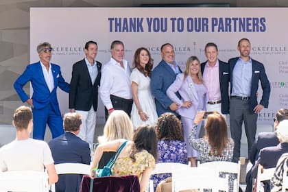 Bajo la fachada de una organización llamada Global Passion Projects, los protagonistas organizaron fiestas y conferencias para atraer inversiones de oficinas familiares y donaciones caritativas