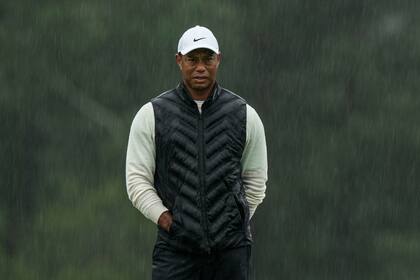 Bajo la lluvia, Tiger Woods vivió sus últimos hoyos de la segunda vuelta del Masters entre el fastidio por lo que no le salía y el apoyo incondicional de los aficionados.
