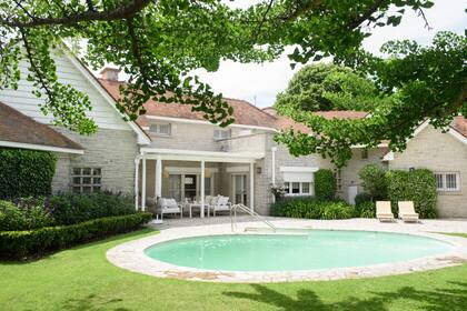 Bajo la sombra de un Gingko biloba se puede apreciar la galería exterior acompañada por dos grandes canteros y el solárium.