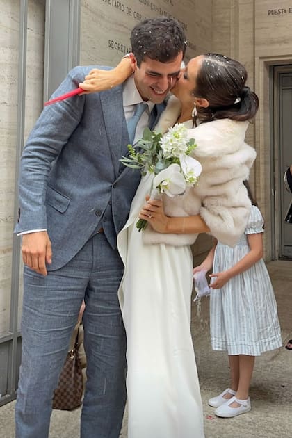 Bajo la tradicional lluvia de arroz, Marcos Urtubey y María Florencia Díaz Montaño salen del Registro
Civil de la calle Uruguay