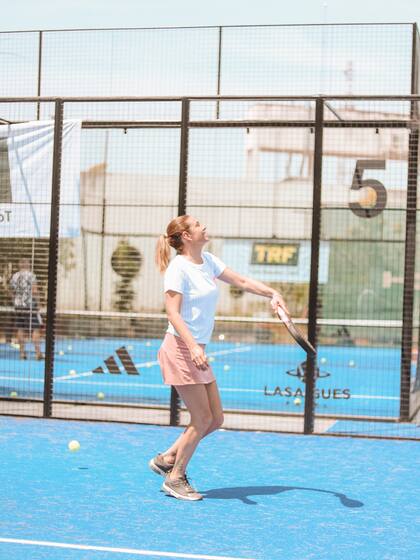 Bajo los rayos del sol, Gegé jugó junto a Eva Bargiela, Majo Gonta, Eva Bargiela, Clara Houssay, Mar Aynié, Valen Chait, Mila Hurtak, Maca Axelrud y Cande Pont, entre otras modelos e influencers