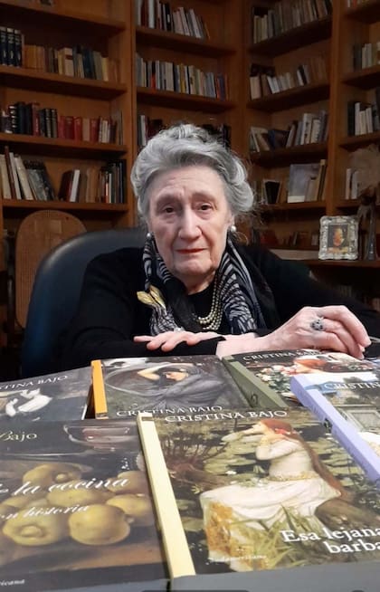 Bajo tiene unos treinta libros: su primera novela la publicó a los 58 años, en 1995