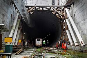 Bajo tierra quedarán 420 millones de dólares, cifra qué resulta de sumar todas las certificaciones de obras que se pagaron durante el tiempo en que la máquina se compró y funcionó