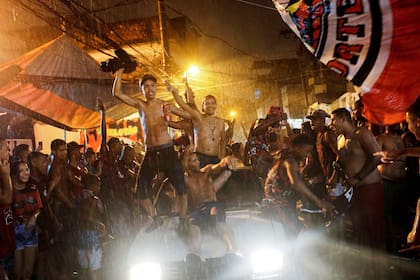 Bajo una intensa lluvia, los hinchas de Flamengo festejan en Río de Janeiro