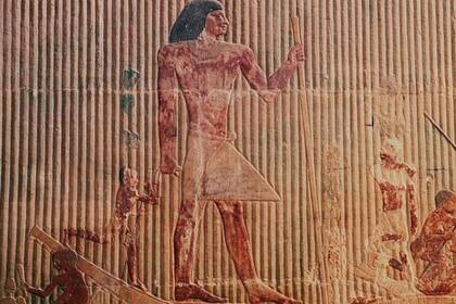 Bajorrelieve con Ti en su barco, Mastaba de Ti, Necrópolis de Saqqara, Egipto; las pinturas de Saqqara muestran que los antiguos egipcios también usaban lenguaje sexual para insultar