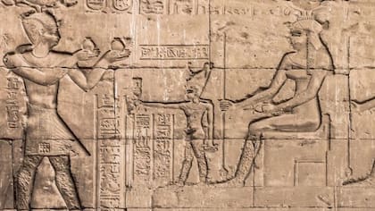 Bajorrelieve de Cleopatra y su hijo Cesarión en el templo Hathor en Dendera.