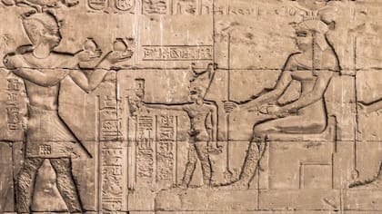 Bajorrelieve de Cleopatra y su hijo Cesarión en el templo Hathor en Dendera.