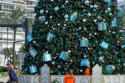 Un árbol de Navidad gigante que se prepara en Bal Harbour