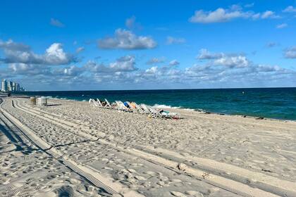 Una playa en Surfside, a 200 metros de The Shul