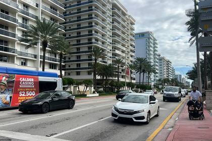 La avenida Collins, en Surfside, en la cuadra donde está The Shul