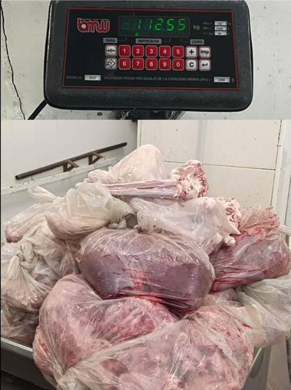 Balanza digital con bolsas de carne cruda: el pesaje marcó 112,55 kilos, confirmando el desfasaje respecto de la factura