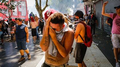 Balas de goma, camiones hidrantes y piedrazos alrededor del Congreso mientras se trataba la reforma provisional