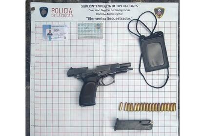 Balas, el arma, y la credencial de Garbino