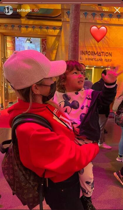 Balbi recorrió Disney París con sus hijos
