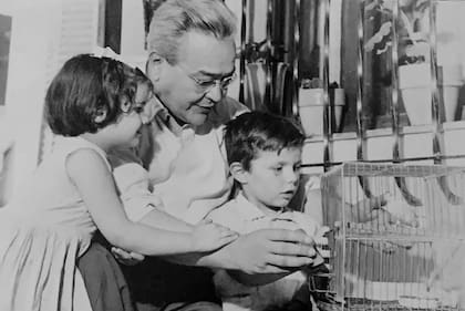 Balbín, junto a sus nietos y los canarios que tenía en el patio de la casa