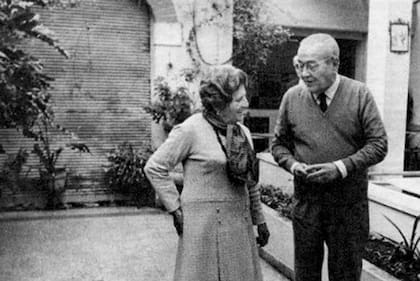 Balbín y su esposa Indalía Ponzetti en el patio interno de la casa platense