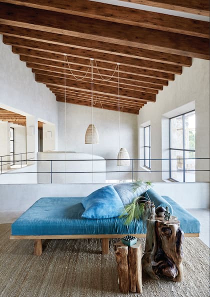 Balconeando a los espacios comunes,
un camastro hecho con madera de roble recuperada y colchoneta de lino teñido artesanalmente (More Decor)