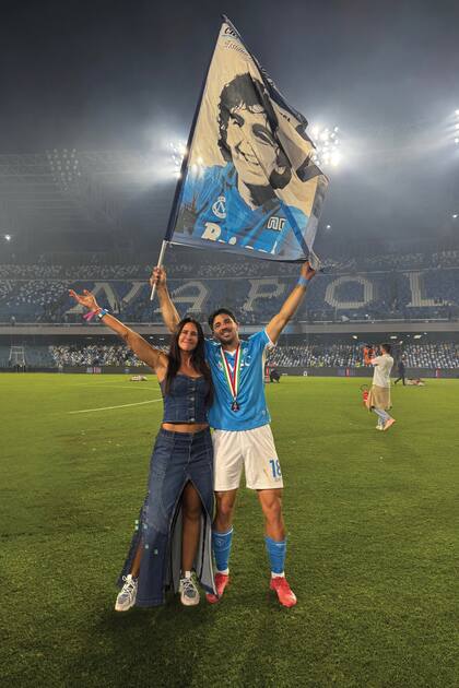 Baldini –con total look de su marca
BAD– y el futbolista con la bandera del inolvidable Diego Maradona.