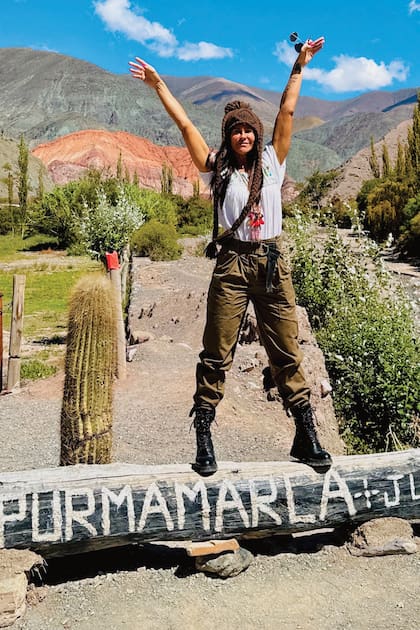 Baldini posa feliz frente al famoso Cerro de los Siete Colores, Jujuy.