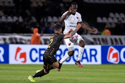 Baldomero Perlaza intenta controlar la pelota frente a Franco Baldassarra; Platense empezó mejor, pero Colón emparejo y luego fue superior.