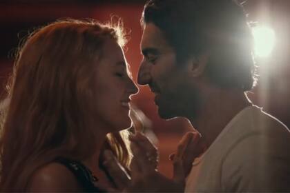 Baldoni y Lively en una escena de la película que desató el escándalo