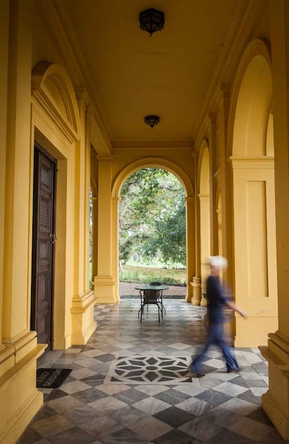 Mármoles y arcadas en las galerías.