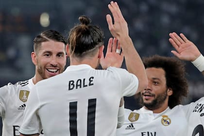 Bale, autor de los tres goles de Real Madrid, es saludado por Sergio Ramos y Marcelo.