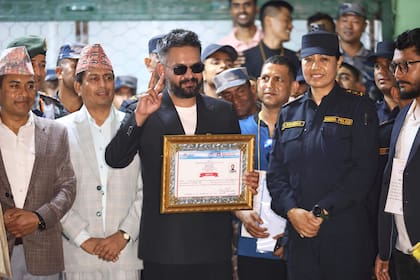 Balendra Shah, en primer plano, exalcalde de la Ciudad Metropolitana de Katmandú y nuevo primer ministro por el Partido Rastriya Swatantra, recibe su certificado de victoria tras derrotar al exprimer ministro Khadga Prasad Oli, del Partido Comunista de Nepal-Marxista-Leninista Unificado (CPN-UML)