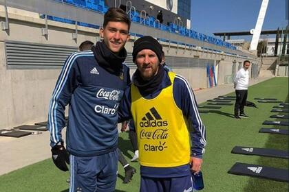 Balerdi con Messi en marzo, cuando el juvenil integró los sparrings de la selección en la gira por Inglaterra y España