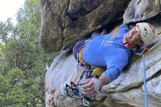 Un influencer hacía un vivo mientras bajaba de un acantilado y cayó al vacío ante miles de seguidores