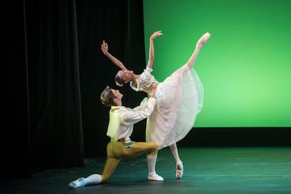 Amanda Gomes y Oleg Ivenko en Shurale; la pareja cerró el espectáculo con el clásico Don Quijote