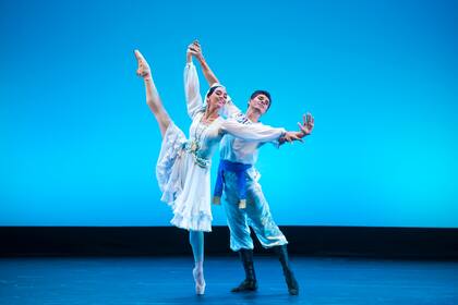 Amanda Gomes y Oleg Ivenko en Shurale; la pareja cerró el espectáculo con el clásico Don Quijote