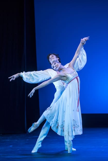 Jóvenes y enamorados, en una interpretación lograda de Romeo y Julieta por la pareja del Stuttgart: Hyo-Jung Kang y Ciro Mansilla