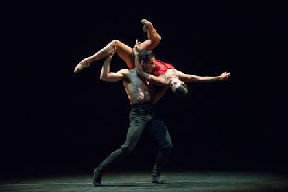 Gomes, exbailarín del ABT, y Carrillo, ganadora del Benois de la Danse 2019 como mejor bailarina