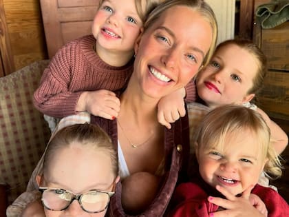 Ballerina Farm junto a sus hijos.