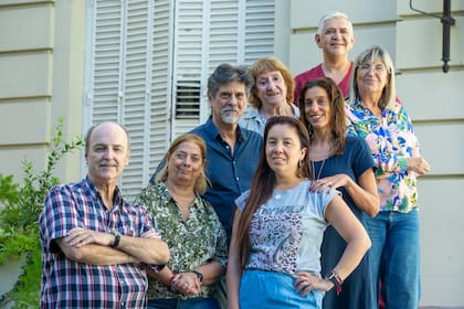 Ballester con algunos integrantes del grupo de teatro de la Fundación Quirno/Cemic