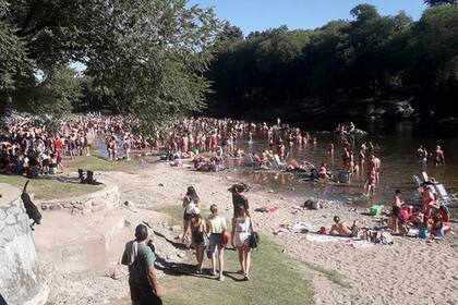 Según el intendente de la localidad, Claudio Chavero, los jóvenes "doblegaron" a la policía