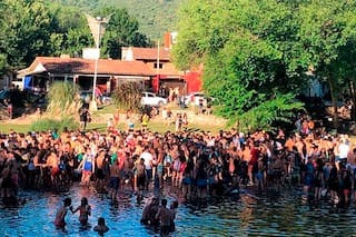 Córdoba: cientos de jóvenes entraron a un balneario y debió actuar la policía