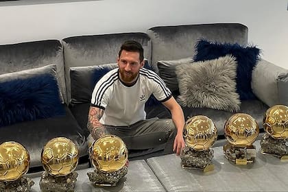 Lionel Messi junto a sus seis balones de oro, ganados durante todas las temporadas que jugó en Barcelona